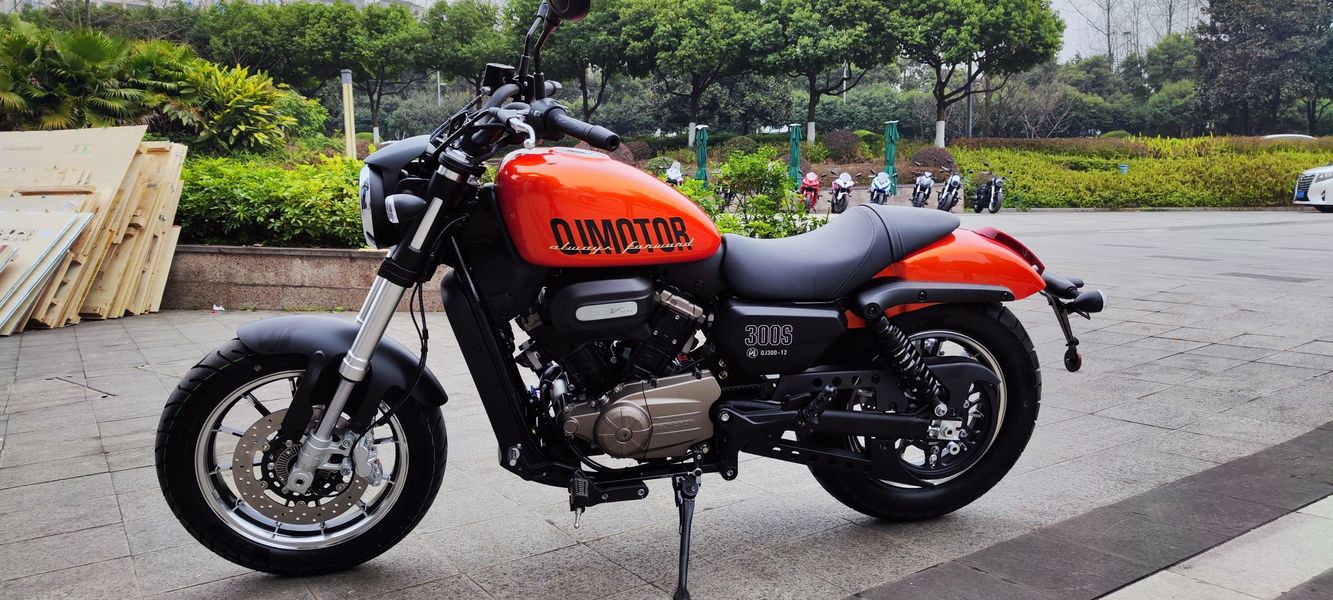 国产小哈雷qjmotor闪300s皮带版对比老款升级了哪些?
