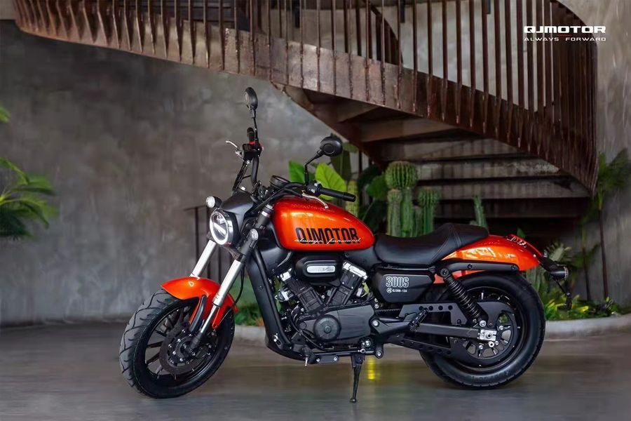 国产小哈雷qjmotor闪300s皮带版对比老款升级了哪些?