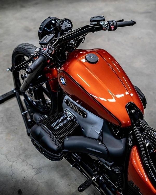 宝马r18复古摩托车,水平对置发动机的最大排量1800cc