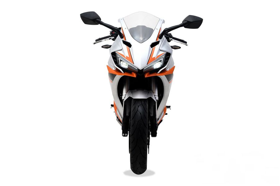 最吸引车友的当属它的外观,整体原创度非常好,车头大灯两侧有些cbr650