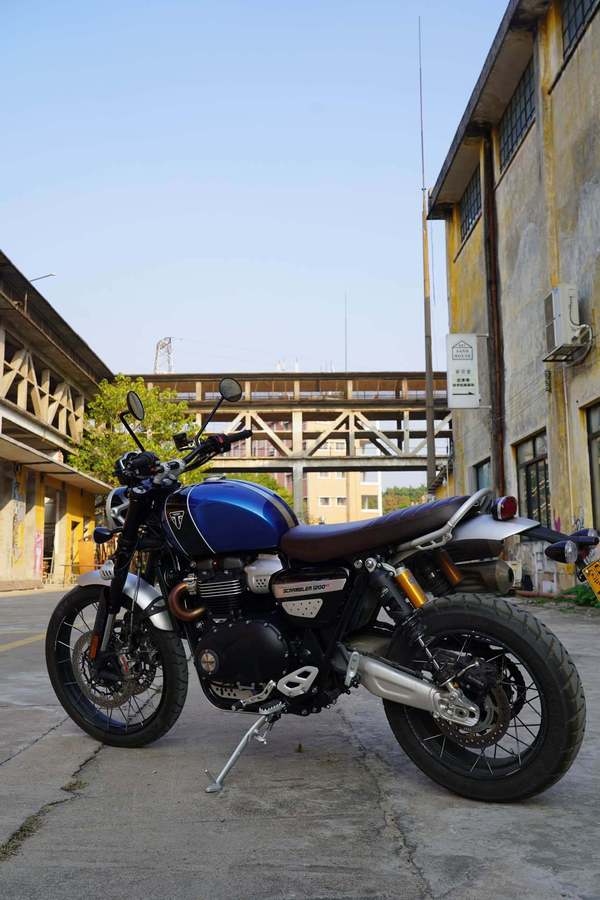 狂野不羁的复古摩托 - scrambler攀爬