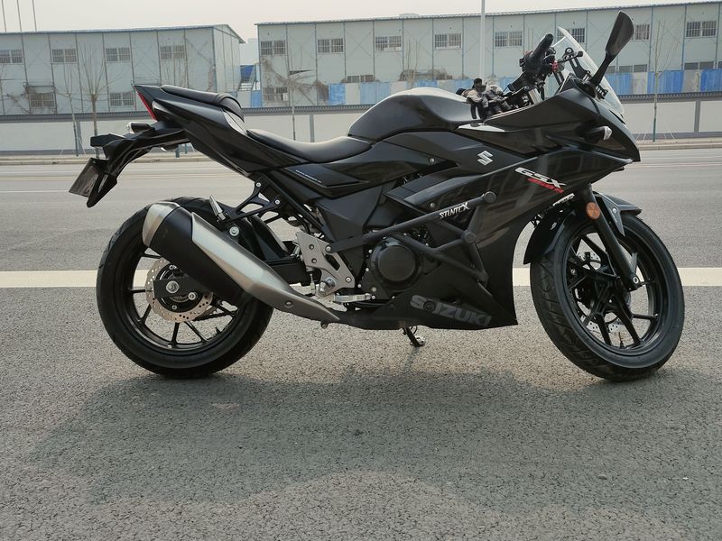 小白喜提练手神器-黑色铃木gsx250r