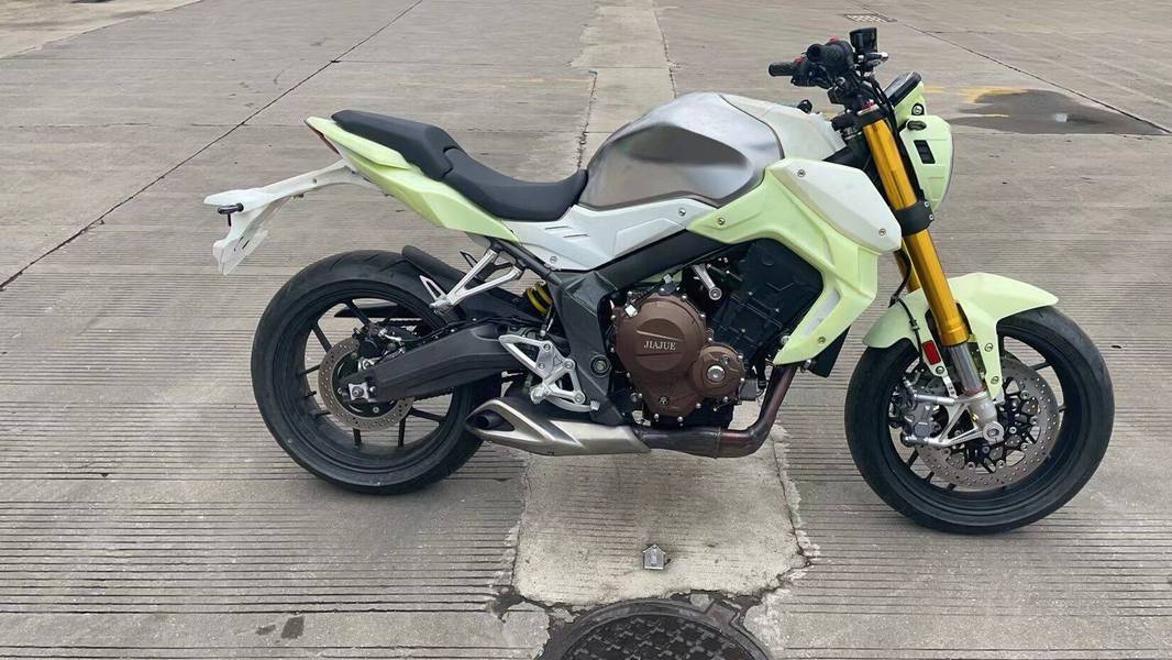 国产四缸摩托迎新势力嘉爵800复古街车高配kyb减震