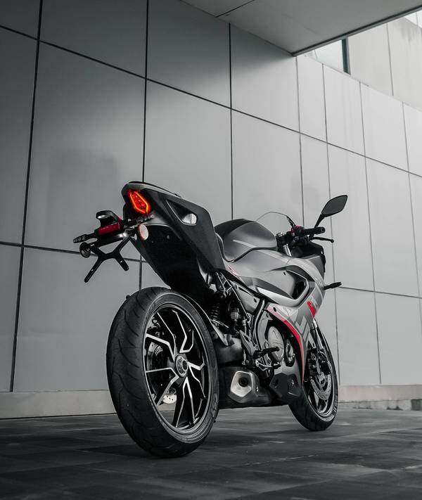 qjmotor赛250单摇臂19999元,颜值在线,摩托范-哈罗摩托