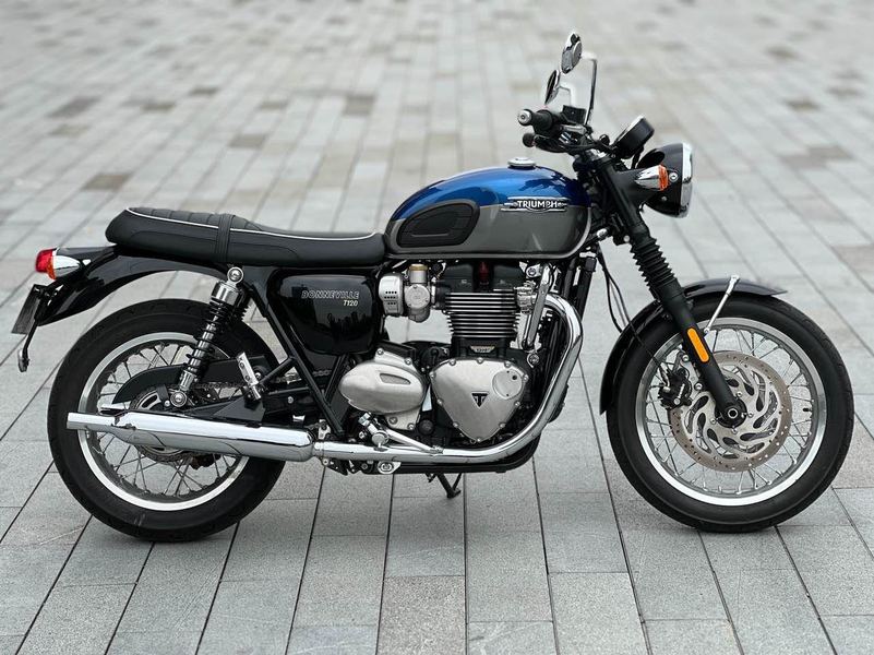 现代复古的教科书 - 凯旋t120 bonneville,摩托范-哈罗摩托