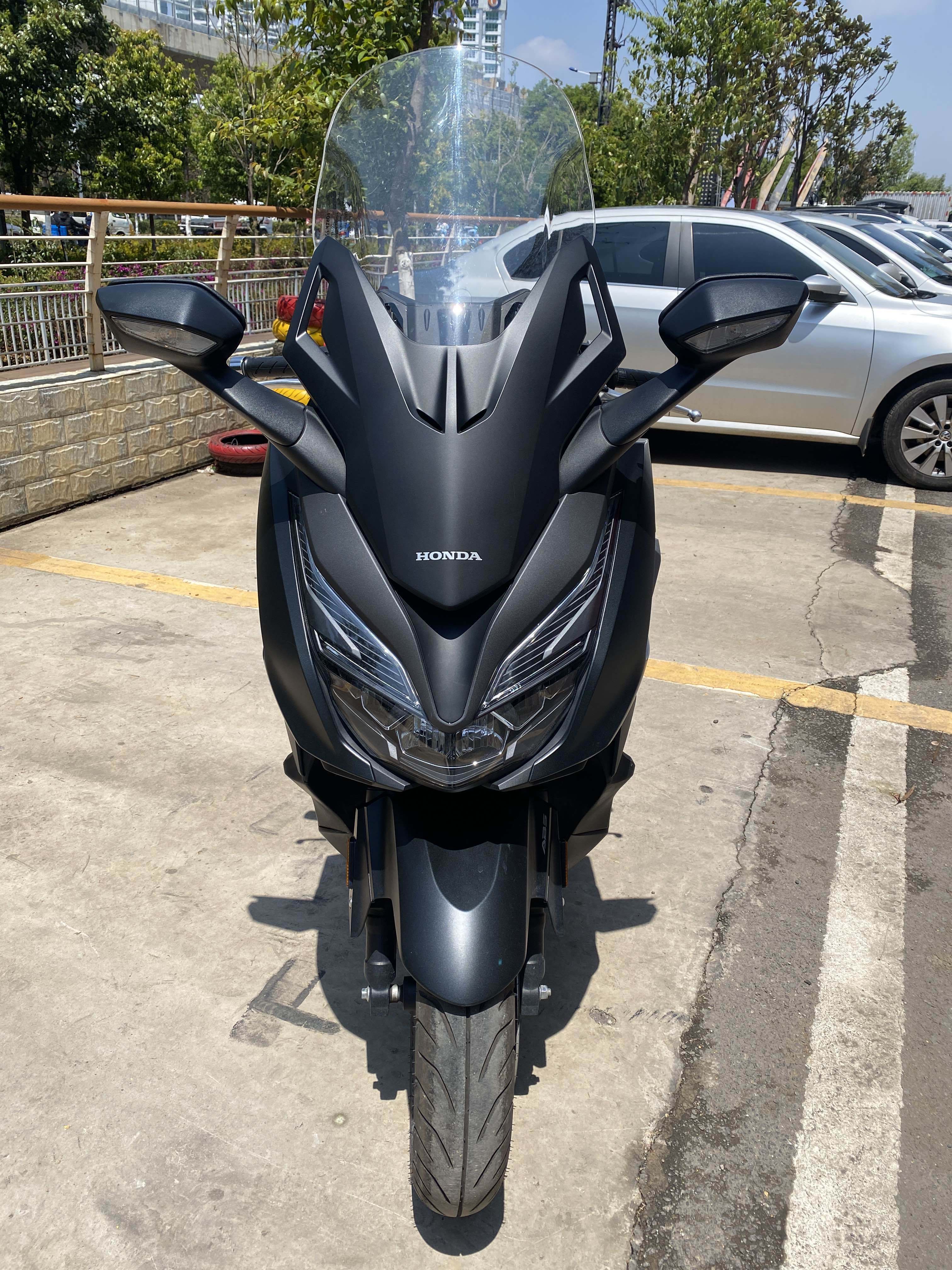 本田就是一个品牌,五羊本田新大洲本田是本田的合资厂,就是摩托制造厂