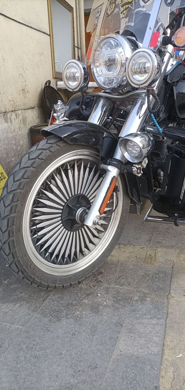 我的力帆v16改装之路,接下来就准备换宽胎了,摩托范-哈罗摩托