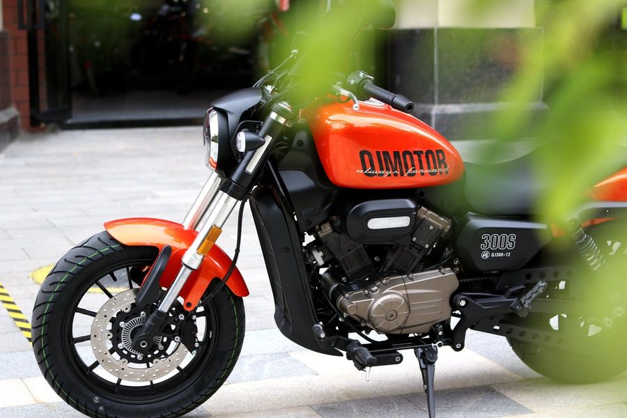 复古风的国潮机车钱江qjmotor闪300s