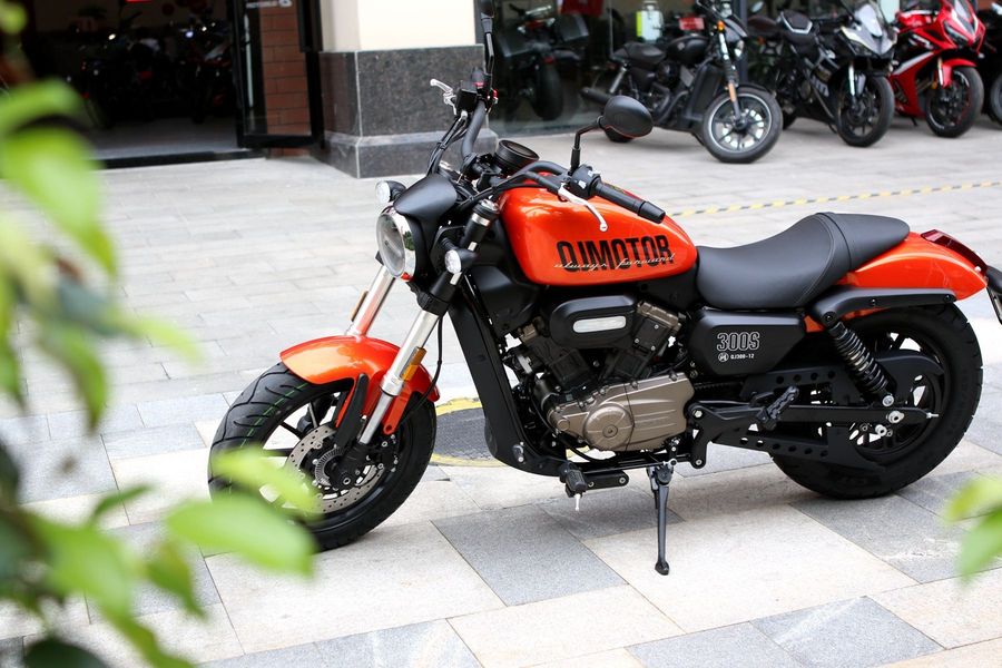 复古风的国潮机车钱江qjmotor闪300s