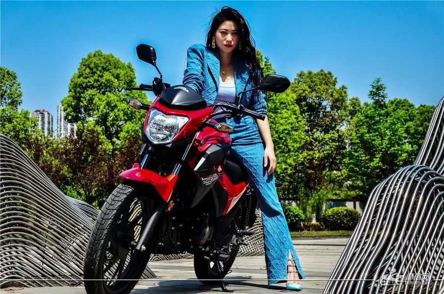 在驾乘姿态的设定上,新帅影是界于上述两种车型之间