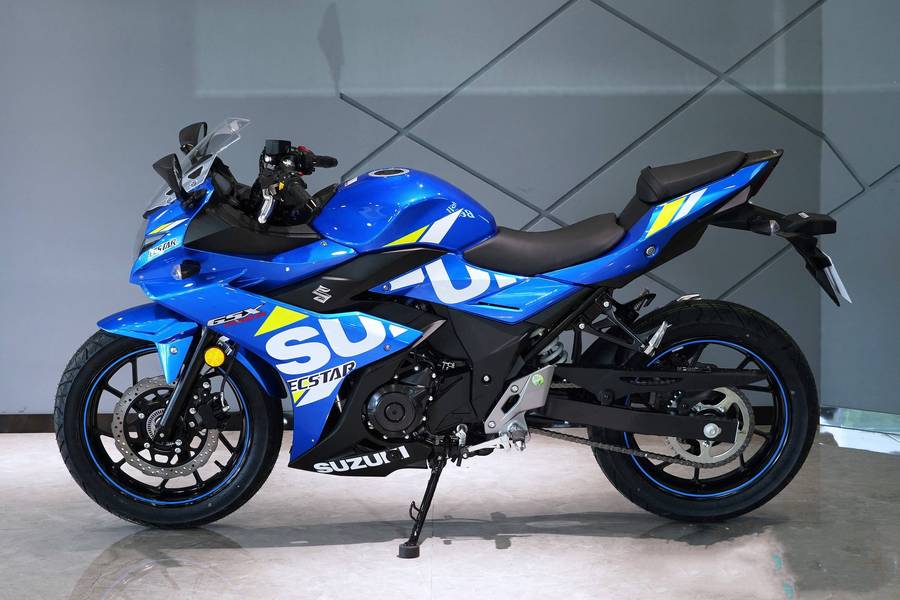 与豪爵铃木三兄弟出自同一生产线,搭载了直列双缸四冲程水冷·300cc