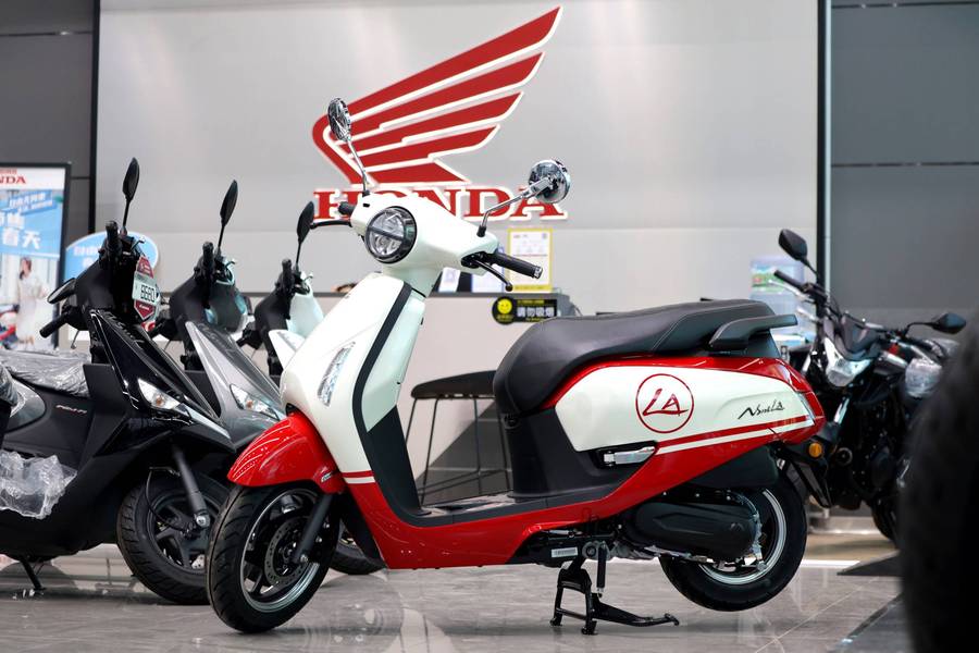 新大洲本田精致复古绵羊,ns125la踏板首发到店细节实拍!