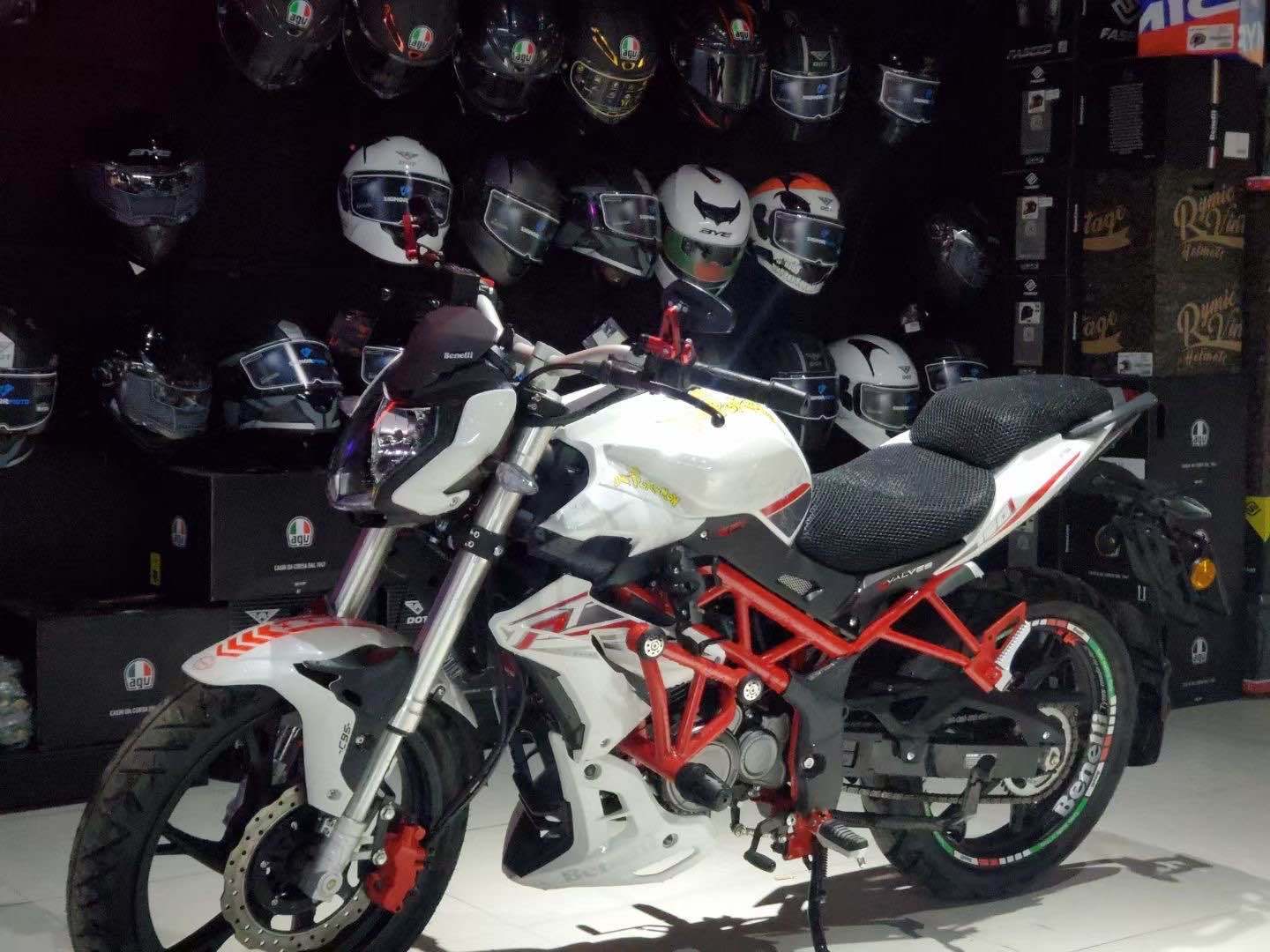 二手摩托车贝纳利 红宝龙 tnt 150i