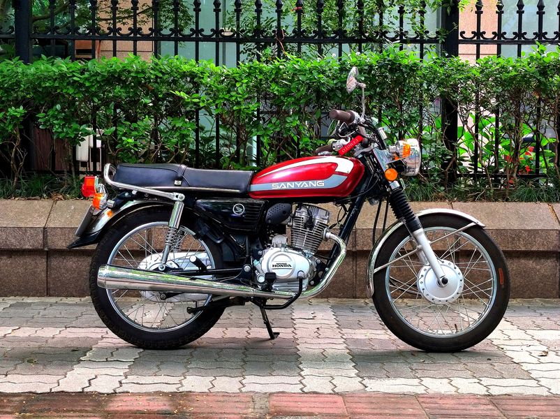 最近买到一个野狼125油箱,跟cg挺搭的,线条很流畅.