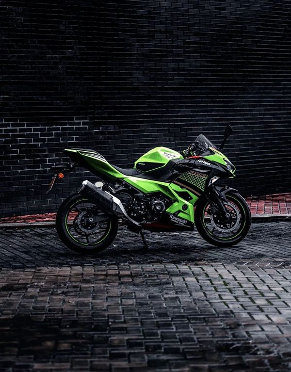 最火爆的进口中排量跑车,川崎ninja400!