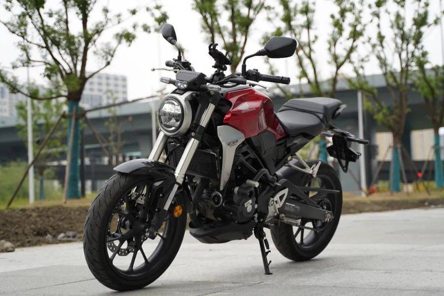 sport café家族設計風格,相比cb400f或是以往本田的風格來說,cb300r