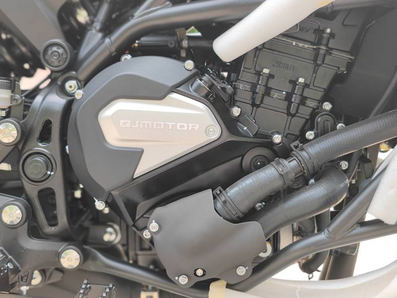 再来细观发动机部分,骁750搭载了一台实际排气量754cc的双缸水冷