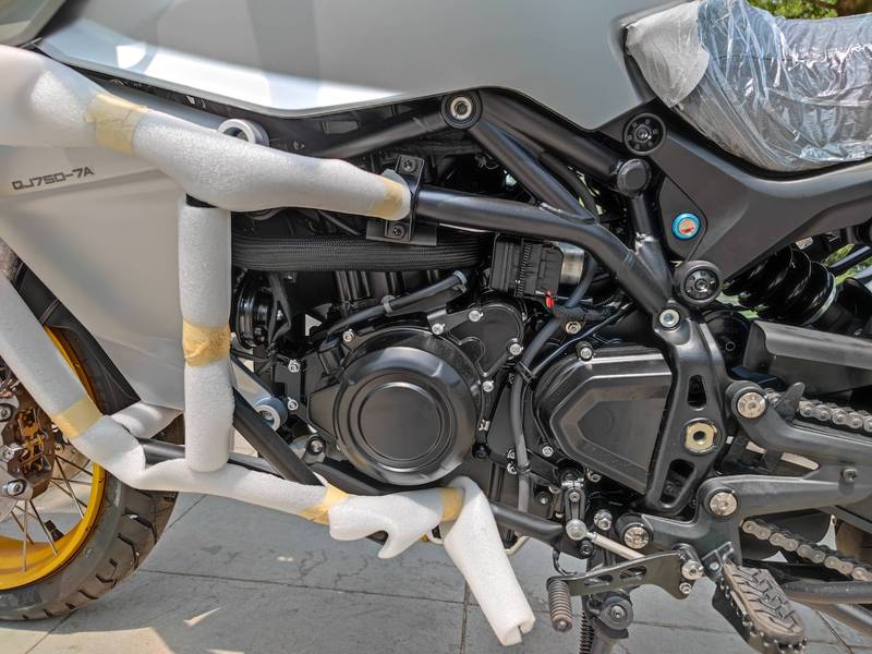 再来细观发动机部分,骁750搭载了一台实际排气量754cc的双缸水冷