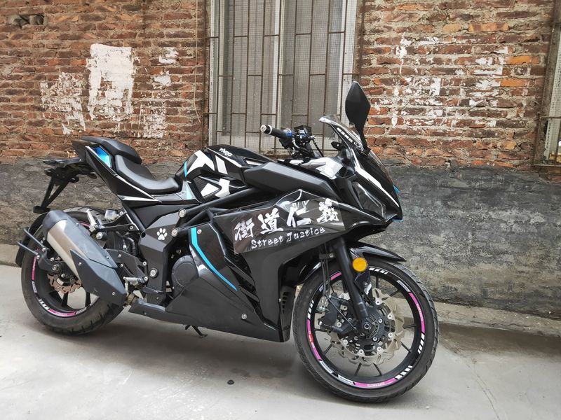 他来了!台荣250r赛道版!新鲜热辣三连发.
