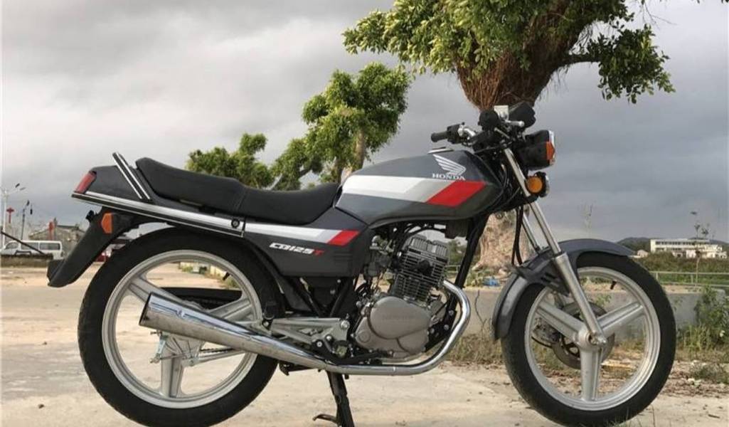 上世纪两款双排气管摩托车,都是早年在国内叱咤风云的怀念车型