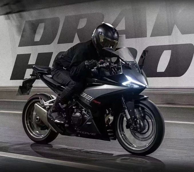 凯越321rr是一款热度很高的小排量仿赛,它凭借着优秀的性能,极高的