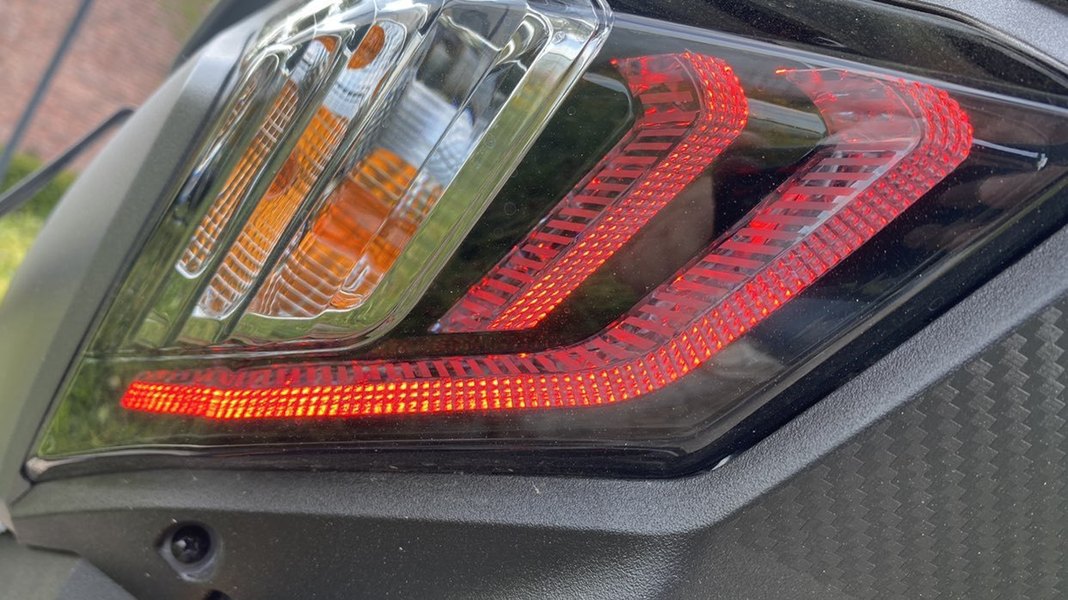 新款uy125的尾灯还是很好看的嘛!