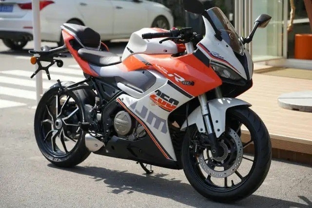 钱江qj赛250 参考价179994.贝纳利 252r 参考价258003.