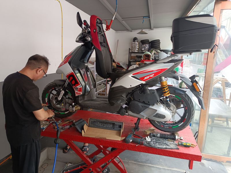 阿普利亚比亚乔台风sr150小改装