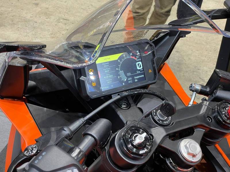 不过新款rc390在配置上却有了很大提升,tft彩色仪表终于换上了,mtc