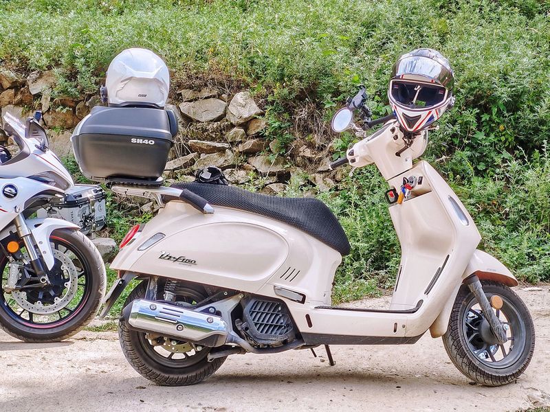 本来还准备买个白色彩盖,大概比对了一下,白色彩壳和这车象牙白的色差