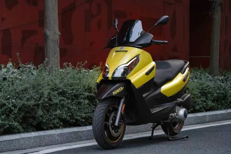 而在这种战略布局下,就产生了比亚乔x7和阿普利亚sr max250