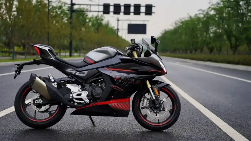 春风摩托车是最近几年的摩托车明星,因为它现在生产的摩托就是以仿赛