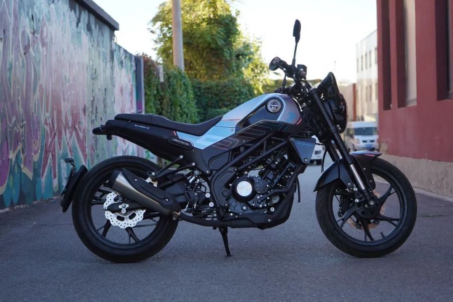 贝纳利幼狮150,新手入门级复古车型,售价13980元.