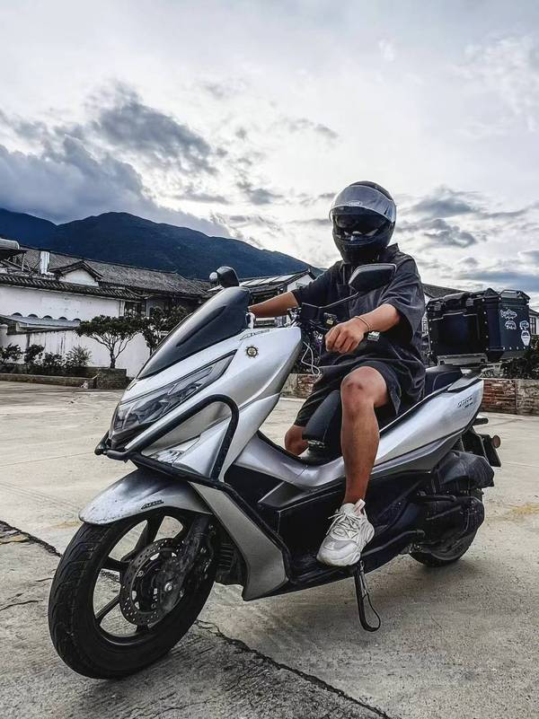 (目前骑两轮摩托车需要e照)摩托车在景洪这样不很大的城市很实用,而