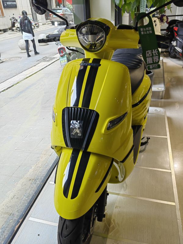 颜值小踏板---标志姜戈django150荧光黄