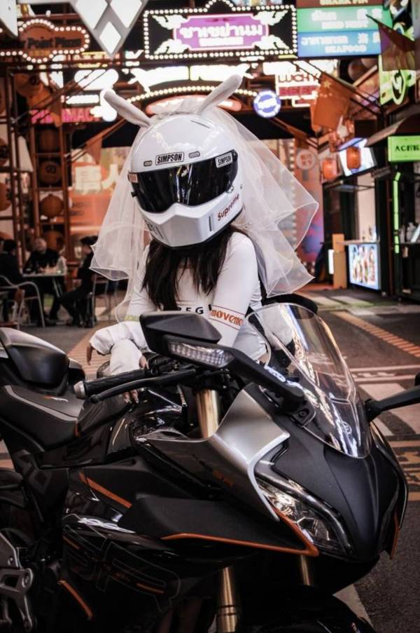 机车女孩,穿着婚纱骑车机车,应该是很多女孩子的梦想吧