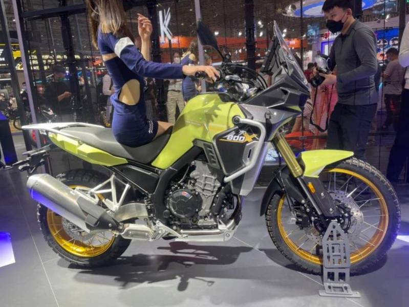 更能凸显出硬派拉力的感觉,黑色车身金色轮毂有种让人觉得它不好惹的