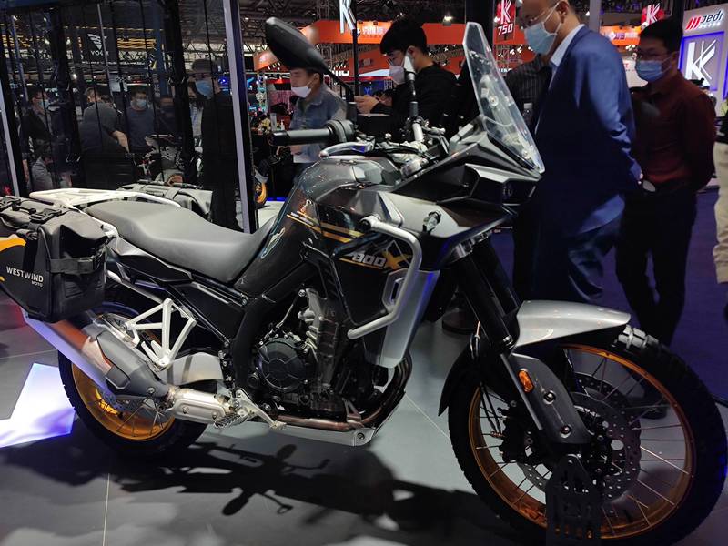 真香警告,凯越800x亮相重庆摩博会,实车简直不要太帅.