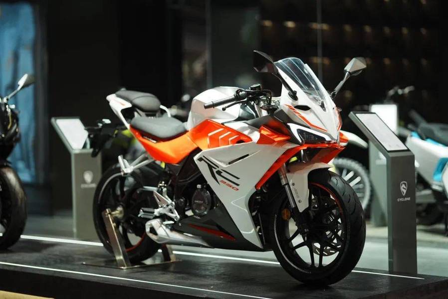 小排量入门车型市场也不放过,"卷王"赛科龙rc250够狠的!