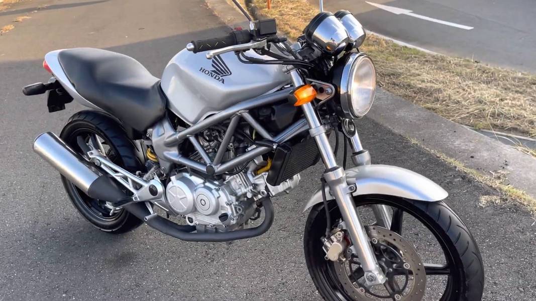 经典回顾:本田vtr250街车,油耗2.5,一辆长着杜卡迪模样的本田车