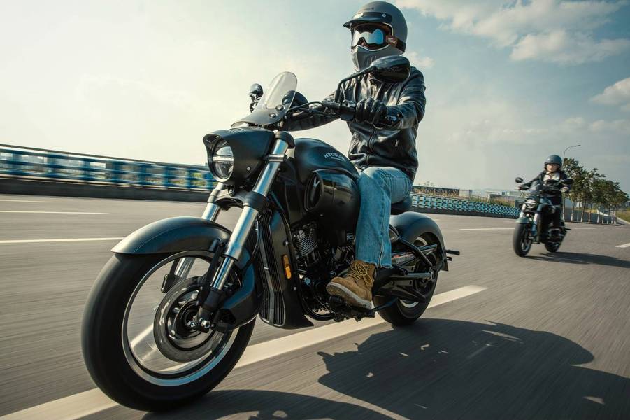 而线条与镀铬装饰的搭配,似乎很容易让我们认识到这是一台韩国车