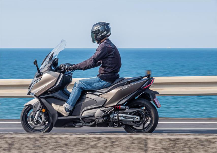 激情与便利的完美结合:盘点5款双缸运动踏板摩托车