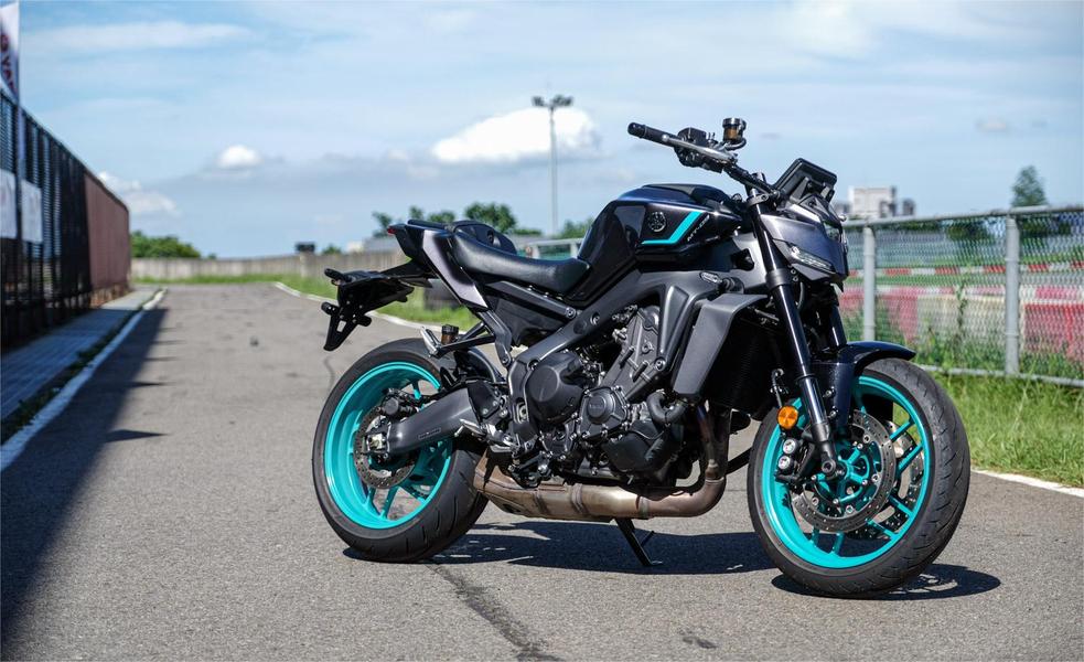 推出了全新设计的mt-09,这款被誉为"新时代最强三缸街车"的摩托车