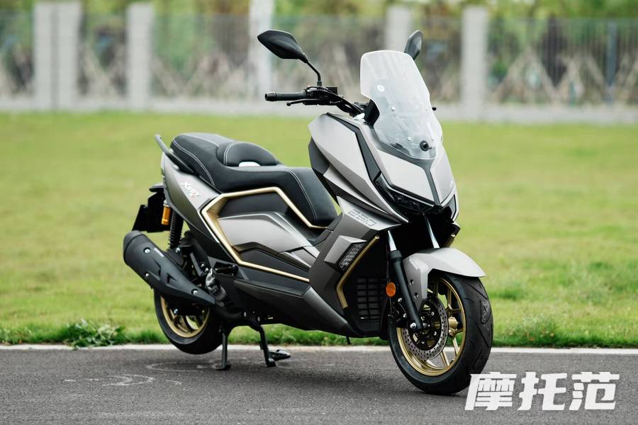 各位摩友大家好,我是摩托车爱好者小云云.