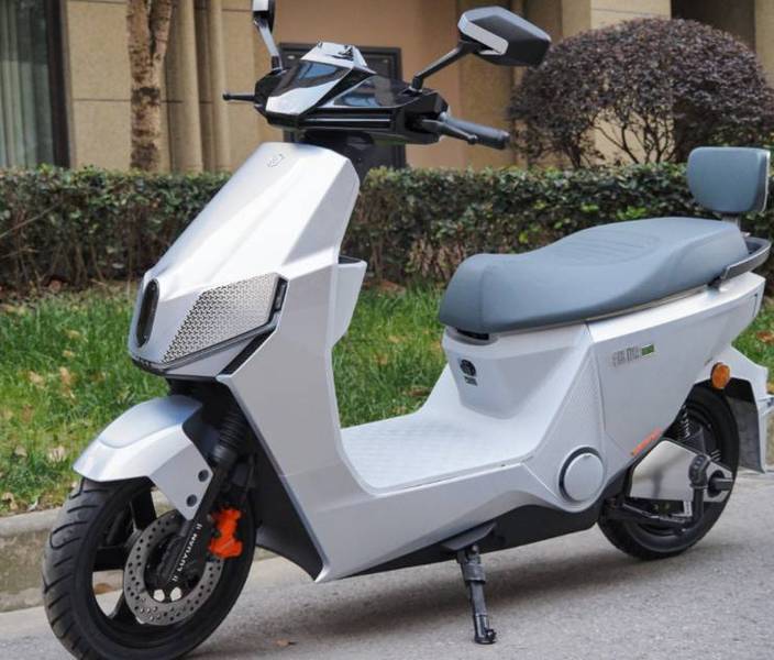 绿源 s95 是绿源在 2025 年推出的一款高端两轮电动摩托车