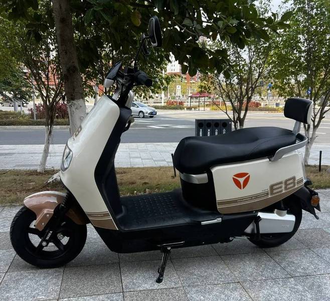雅迪e8冠能2.0智趣版强势来袭,满配黑科技就是不一样!