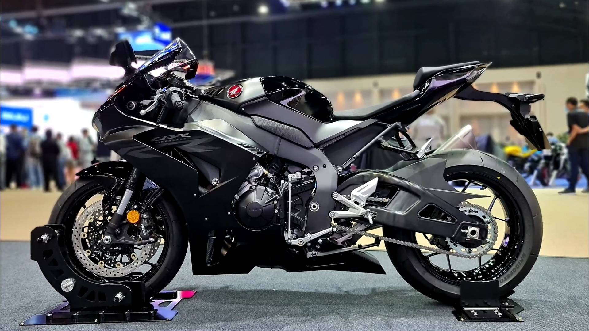 全新honda cbr 1000rr-r 车展实拍,黑得像颗"小蝌蚪"!