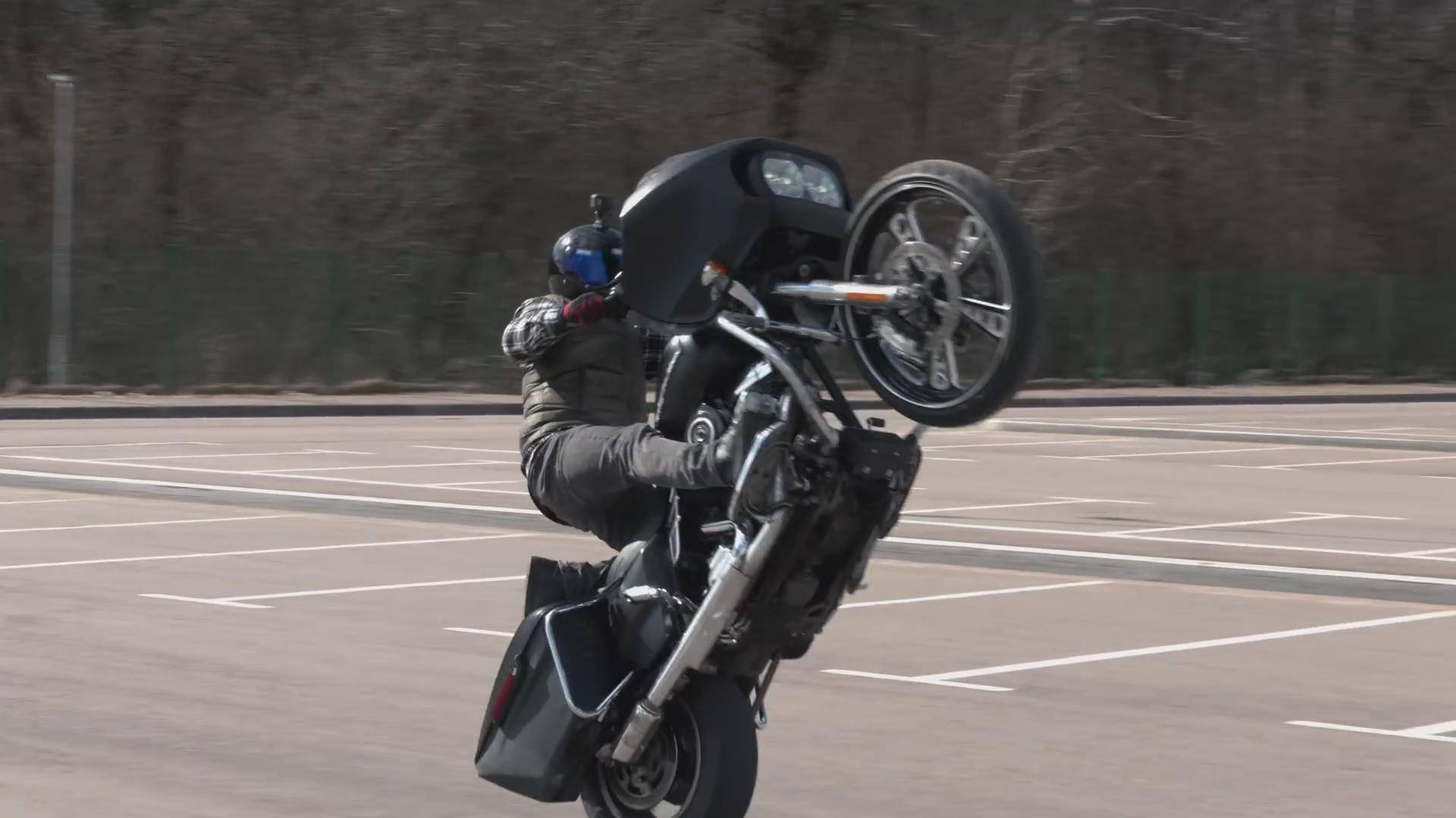 改装超级大哈雷摩托可以玩转特技