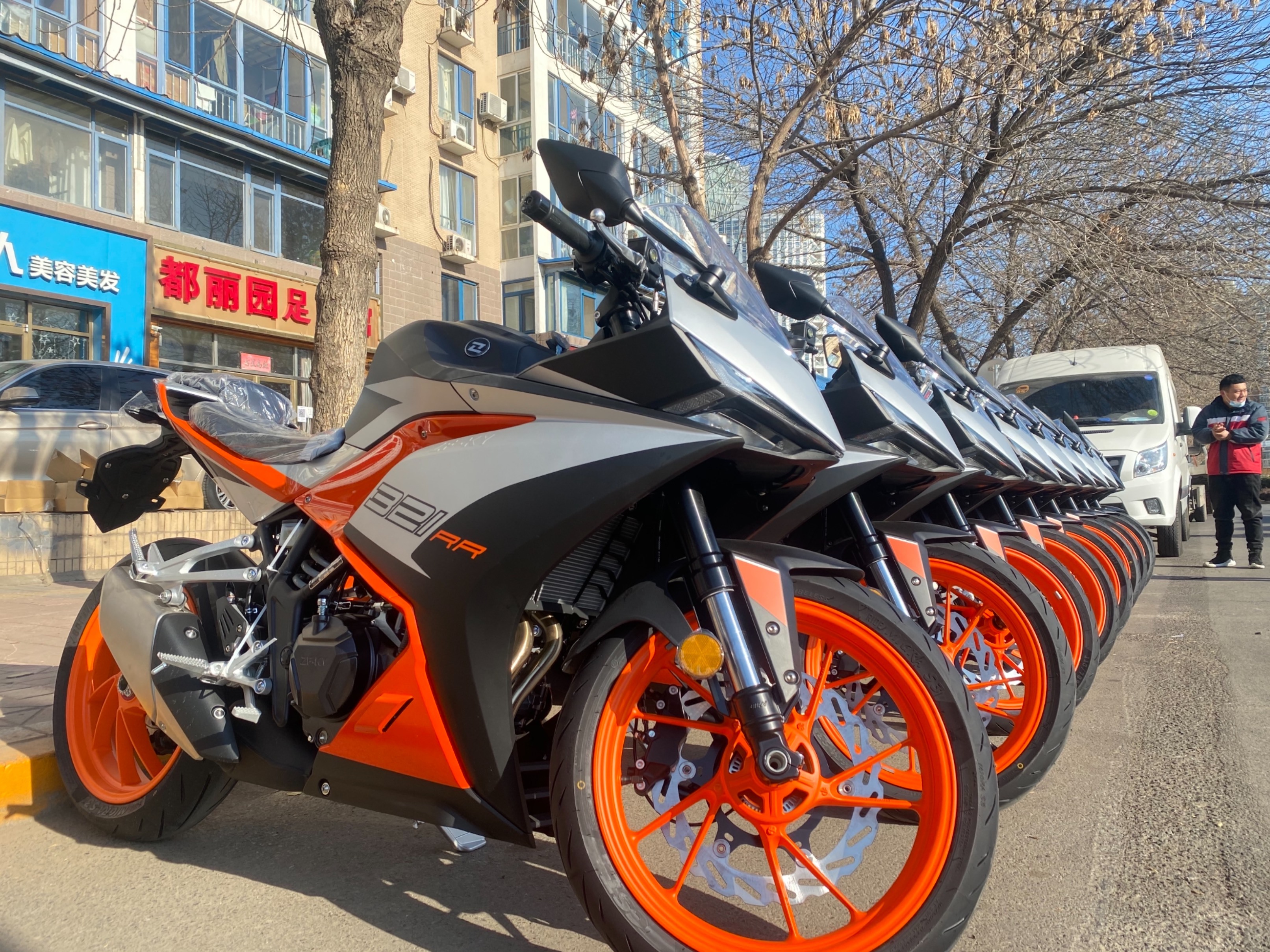 凯越321rr在寒冷的午夜拧一把油怠速的声浪很动听追风的速度更让人动