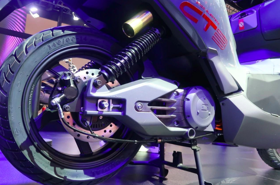 速珂新款高速电摩,搭载72v100ah锂电池,可达180